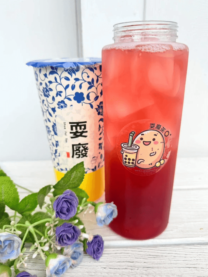 耍廢茶秦徹二週年應援特調「葡萄莓想你（徹夜莓夢）」，紅色莓果氣泡飲搭配紫玫瑰